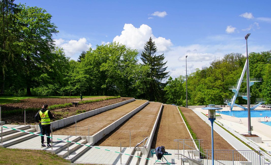 Auf den oberen fünf Stufen können sich jetzt auch große Menschen in alle Richtungen ausstrecken. Unten ist die Hecke verschwunden.