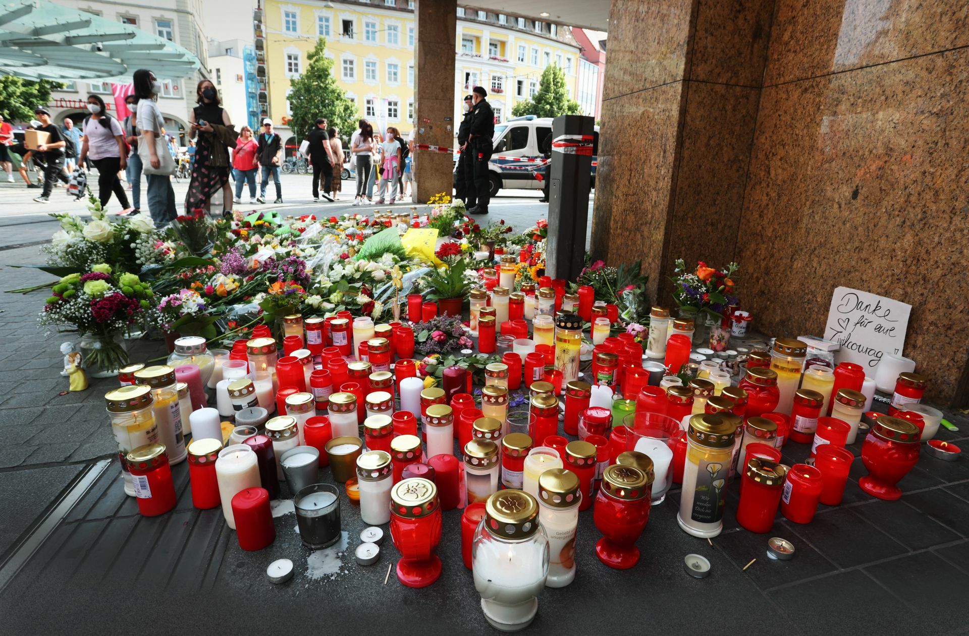 Am Tatort am Barbarossa-Platz, vor einer Kaufhausfiliale, haben Menschen   Kerzen aufgestellt.
 Foto: dpa/Karl-Josef Hildenbrand
