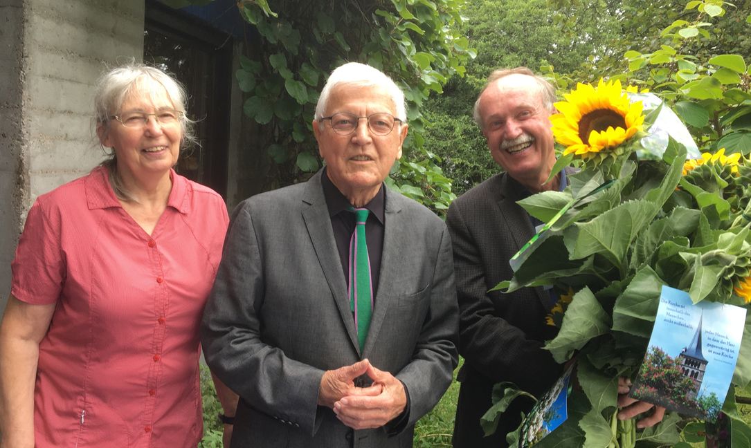 An seinem 90. Geburtstag wird Immanuel Rühle (Mitte) von Sylvia Weller-Pahl (links) und dem Chef des Martinskirchengemeinderats Thomas Speer (rechts) eingerahmt. Zum 50-jährigen Jubiläum der Generalsanierung bekommt das romanische Wahrzeichen der Stadt im Herbst eine Ausstellung sowie eine neue Dokumentation, an der Kirchengemeinderätin und Heimatforscherin Sylvia Weller-Pahl arbeitet. Bild: P. Bausch