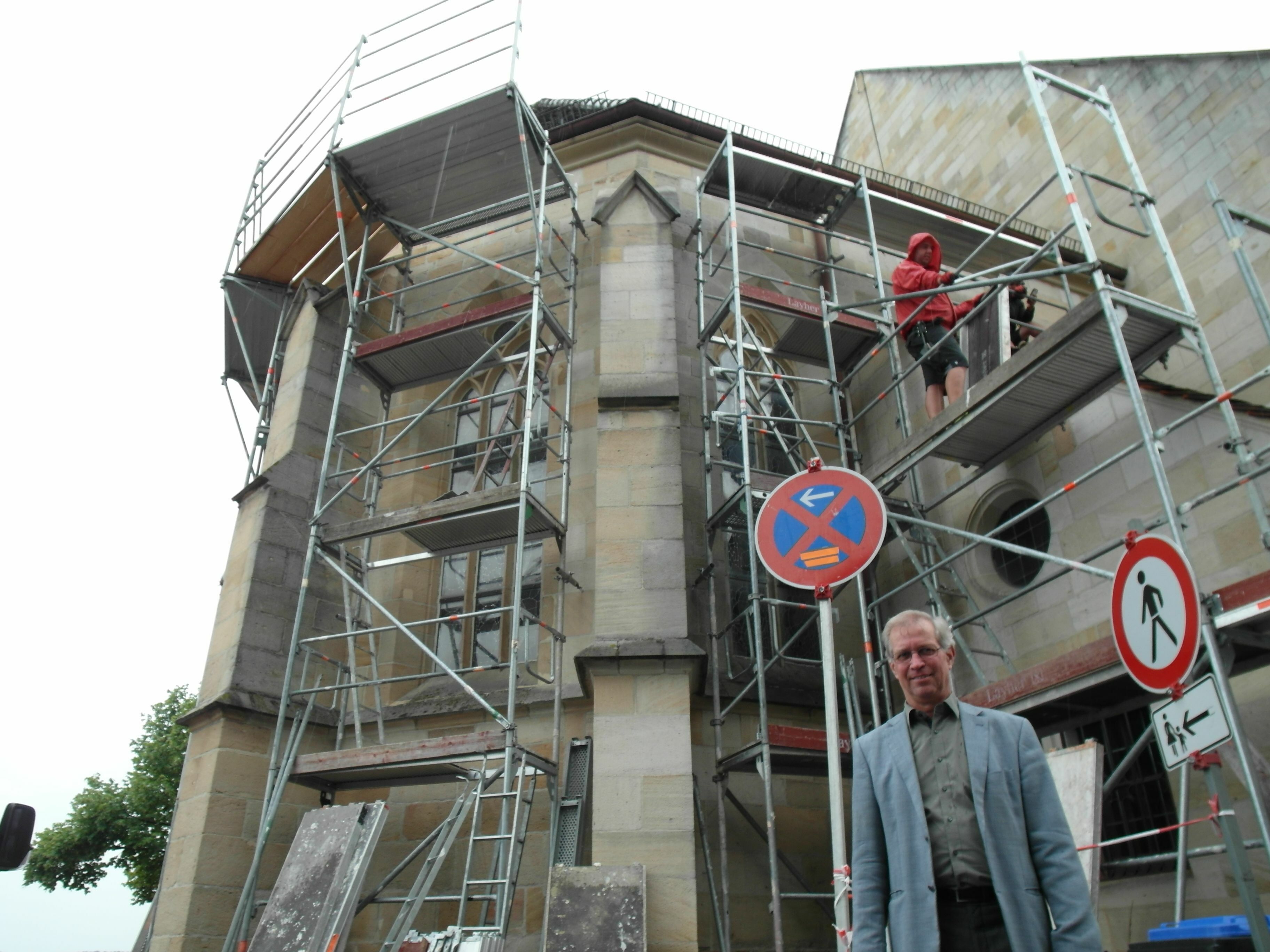 Mit dem Anbringen des Gerüsts am Chorraum der Böblinger Stadtkirche auf dem Schlossberg hat der Endspurt bei der Dachsanierung begonnen. Vorsitzender des Bauausschusses der Böblinger Gesamtkirchengemeindeistist  Dekan Bernd Liebendörfer.   Bild: Staber