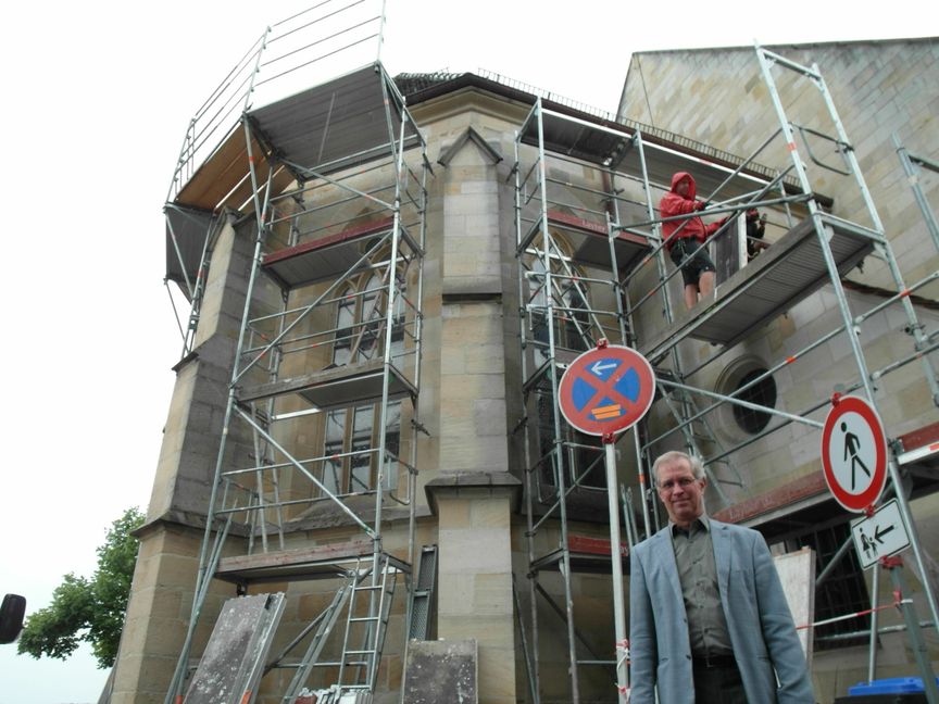 Mit dem Anbringen des Gerüsts am Chorraum der Böblinger Stadtkirche auf dem Schlossberg hat der Endspurt bei der Dachsanierung begonnen. Vorsitzender des Bauausschusses der Böblinger Gesamtkirchengemeindeistist  Dekan Bernd Liebendörfer.   Bild: Staber