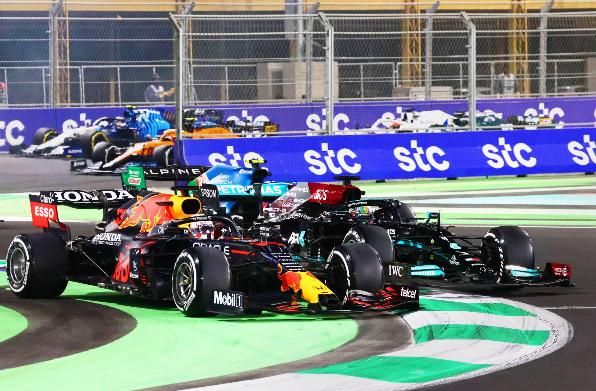 Max Verstappen (li.) kürzt ab, um Lewis Hamilton daran zu hindern, ihn zu überholen – ein Fall für die Rennkommissare.
 Foto: imago/Steve Etherington