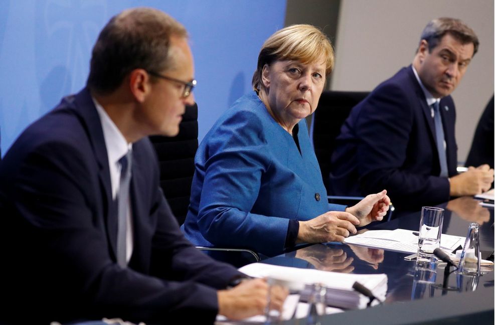 Michael Müller, Angela Merkel und Markus Söder (von links): Länderchefs und Kanzlerin sind sich schon über das Abstimmungsverfahren nicht einig. Bild: AFP/Fabrizio Bensch