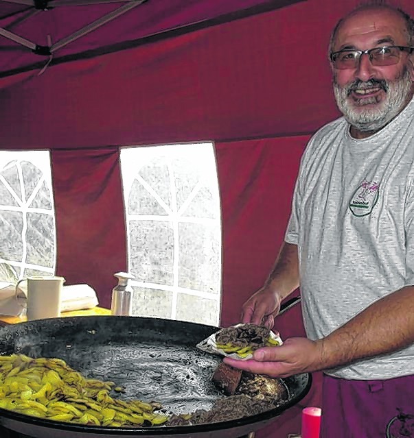 Eberhard Breitling aus Deufringen mit seinem Heckengäu-Kaviar. Bild: Staber