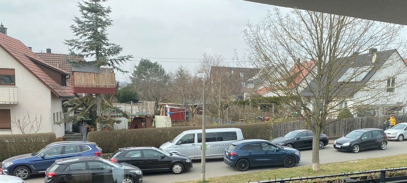 Eng an eng zwängen sich die Autos in den Langen Anwanden aneinander vorbei. Bild: z