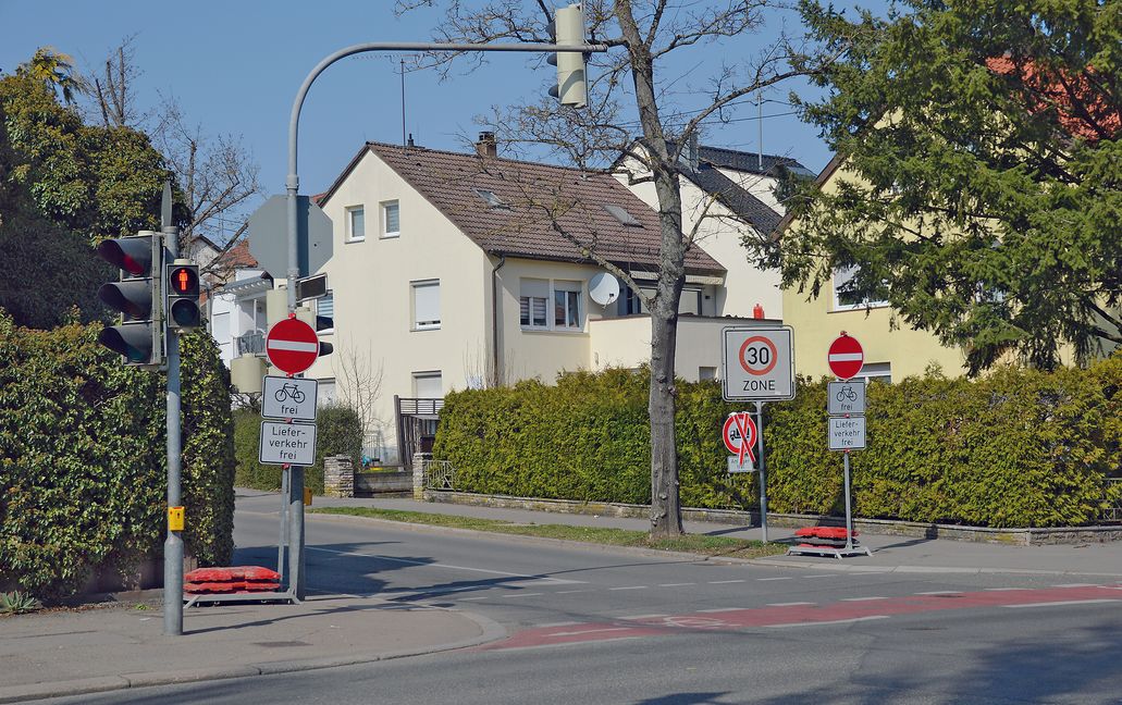 Momentan ist die Einfahrt zu den Langen Anwanden aus Richtung Neckarstraße für den Verkehr gesperrt. Mit Ende der Baustelle in der Mahdentalstraße soll das aber spätestens Mitte bis Ende April wieder aufgehoben werden. Bild: Greck