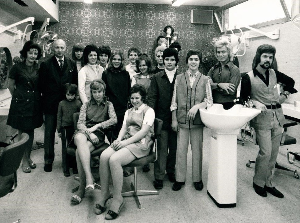 Therese und Otzto Braun (links) mit dem Mitarbeiter-team in dn 1970er-Jahren. Bild: z