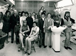 Therese und Otzto Braun (links) mit dem Mitarbeiter-team in dn 1970er-Jahren. Bild: z