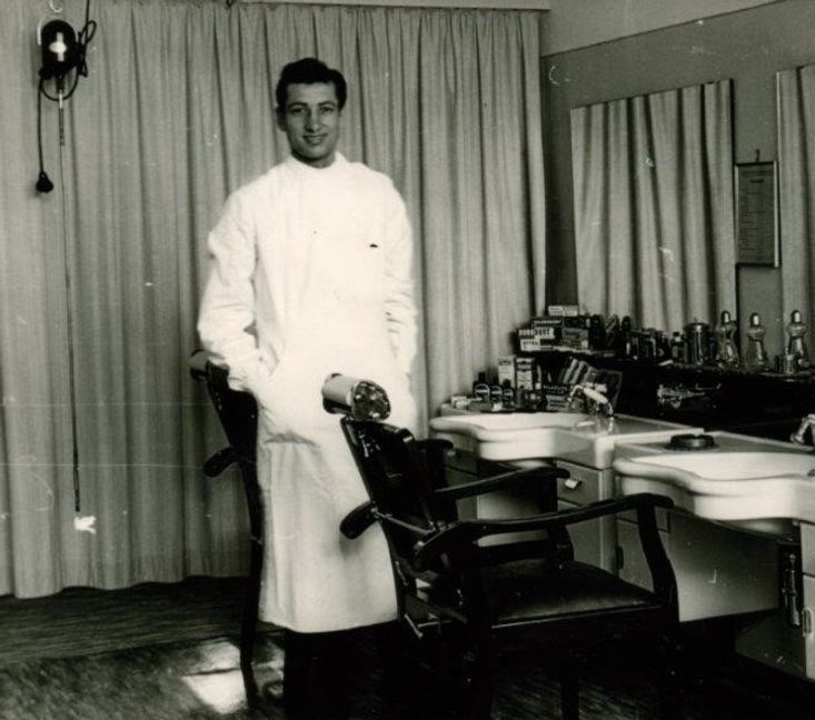 Otto Braun vor seinem ersten Friseursalon am Postplatz.