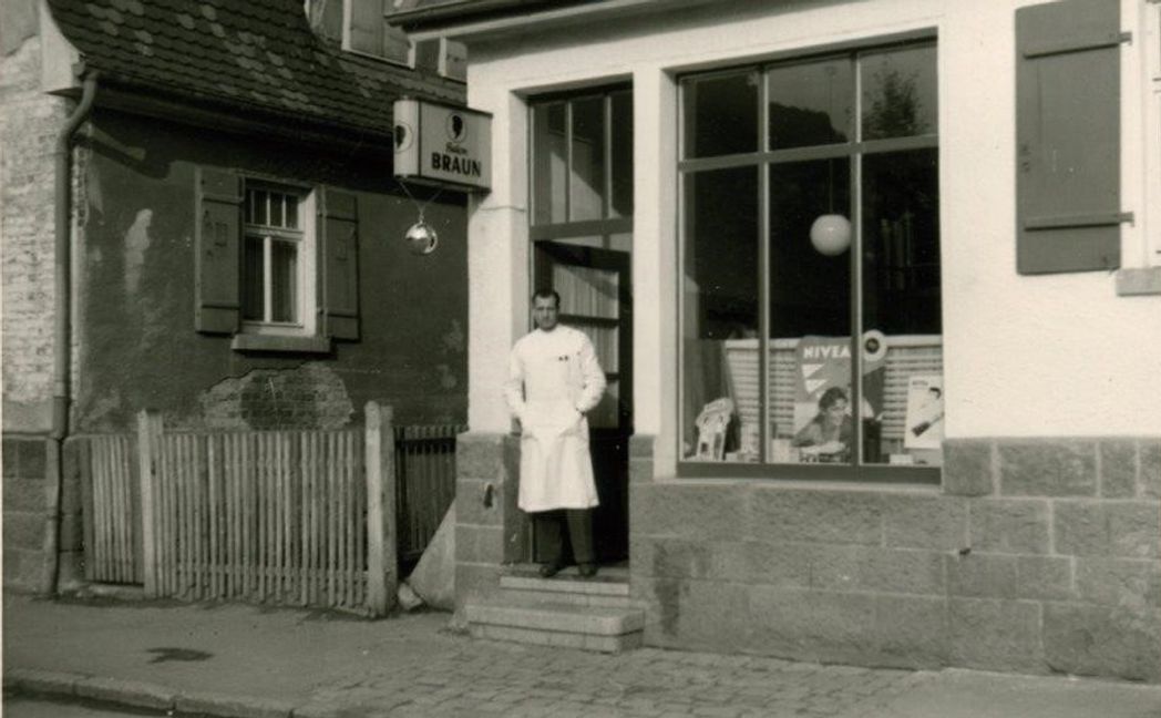 Otto Braun vor seinem ersten Friseursalon am Postplatz. Bild: z