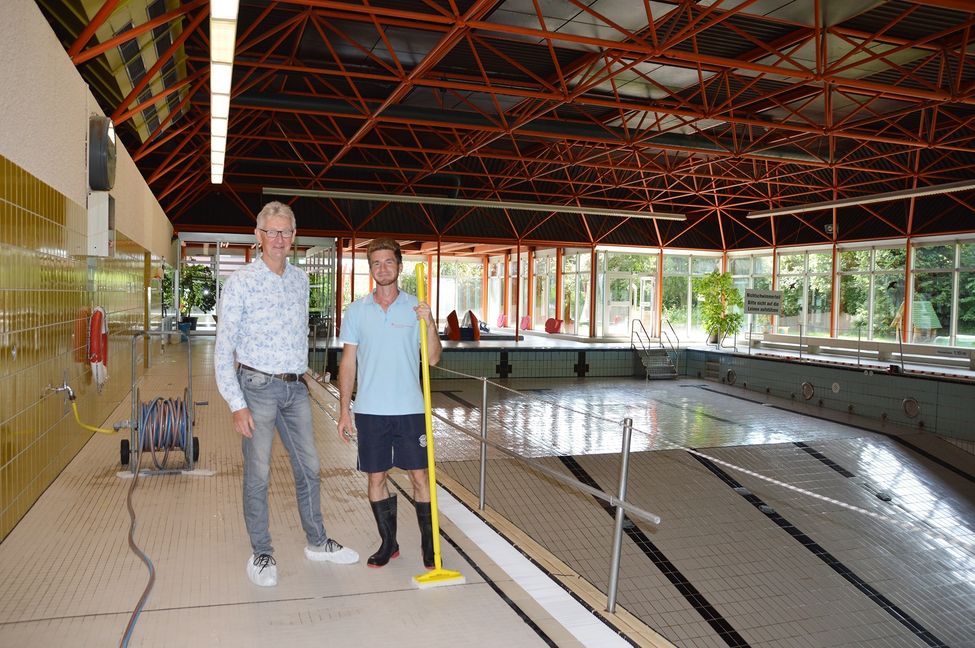 Dr. Alfred Kuhne, der Vorsitzende des Fördervereins Gartenhallenbad Maichingen und Bademeister Martin Reexinger. Bild: Groß/A