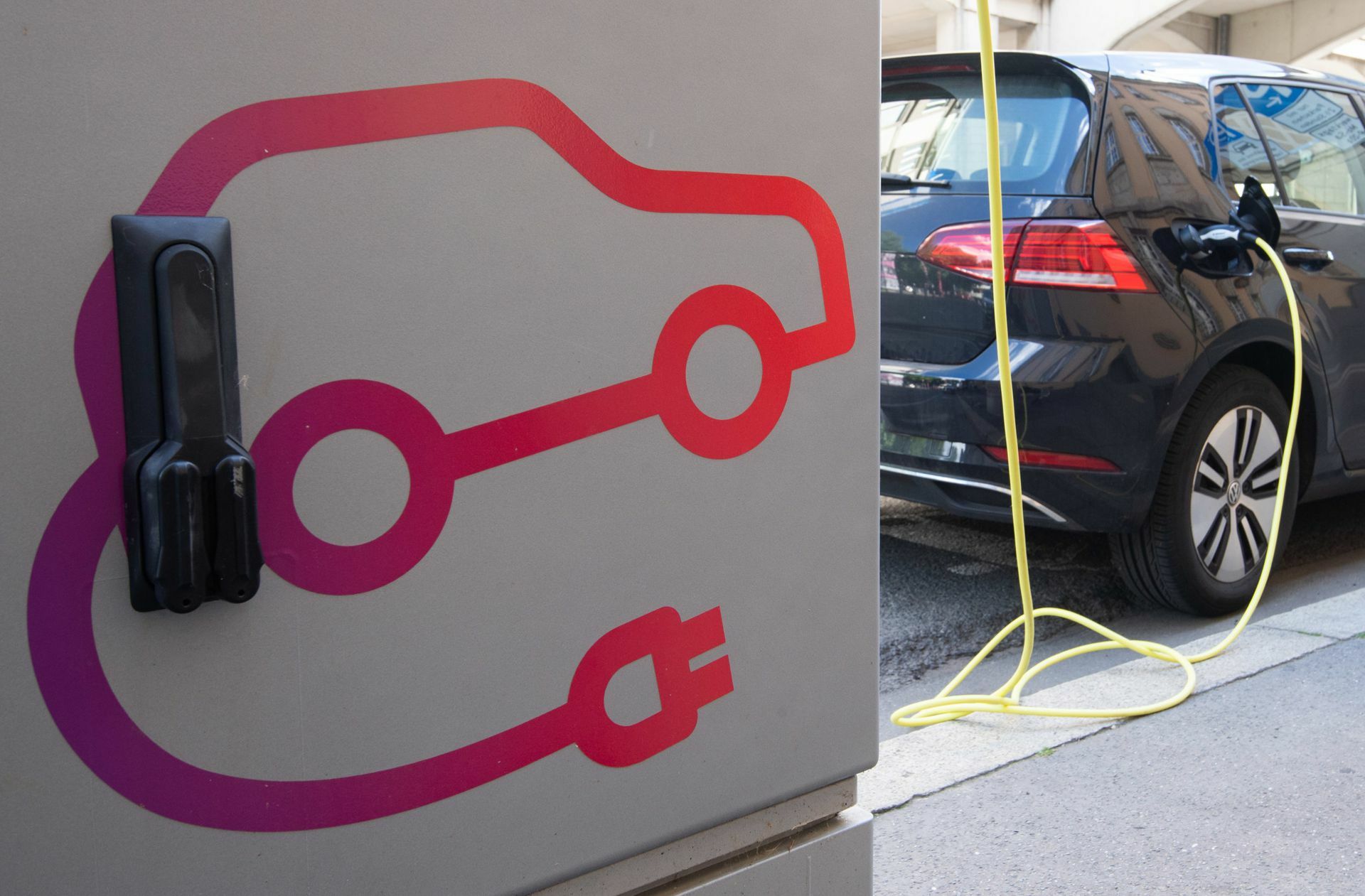 Elektroautos gehören zum Plan für den klimaneutralen Verkehr. Foto: dpa/Julian Stratenschulte