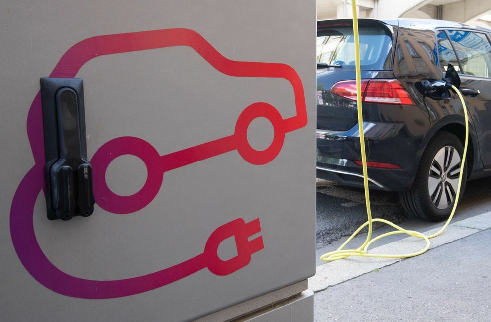 Elektroautos gehören zum Plan für den klimaneutralen Verkehr. Foto: dpa/Julian Stratenschulte