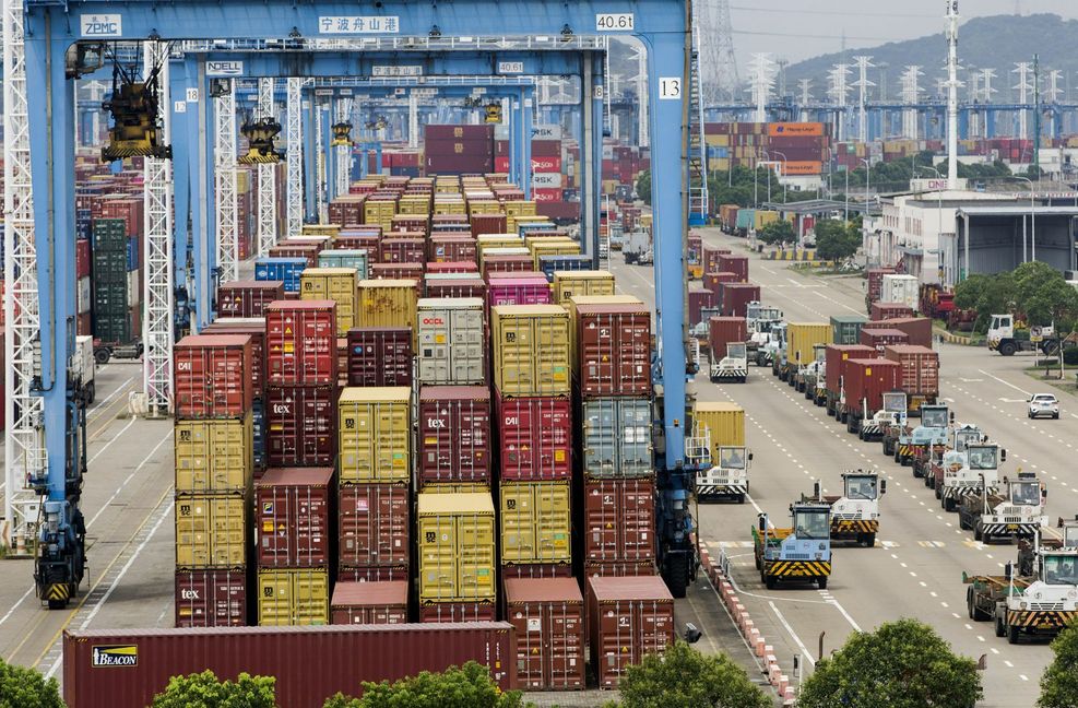 Blick auf den Hafen Ningbo-Zhoushan in der ostchinesischen Provinz Zhejiang Die Wirtschaft in China kommt nicht mehr so  wie erhofft voran. damit fehlt auch der exportgetriebenen deutschen Wirtschaft ein wichtiger Impulsgeber.