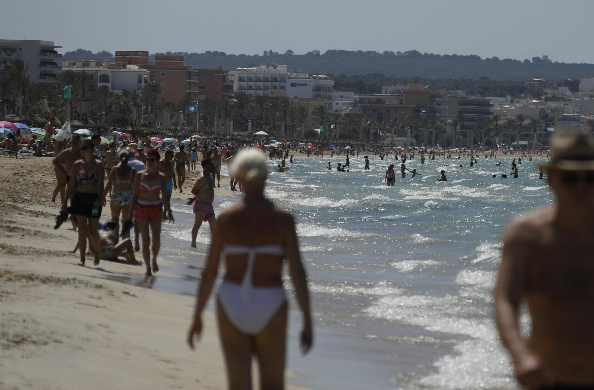 Sonne, Strand und Meer – die Sehnsucht ist groß, das Risiko auch.
 Foto: dpa/Clara Margais