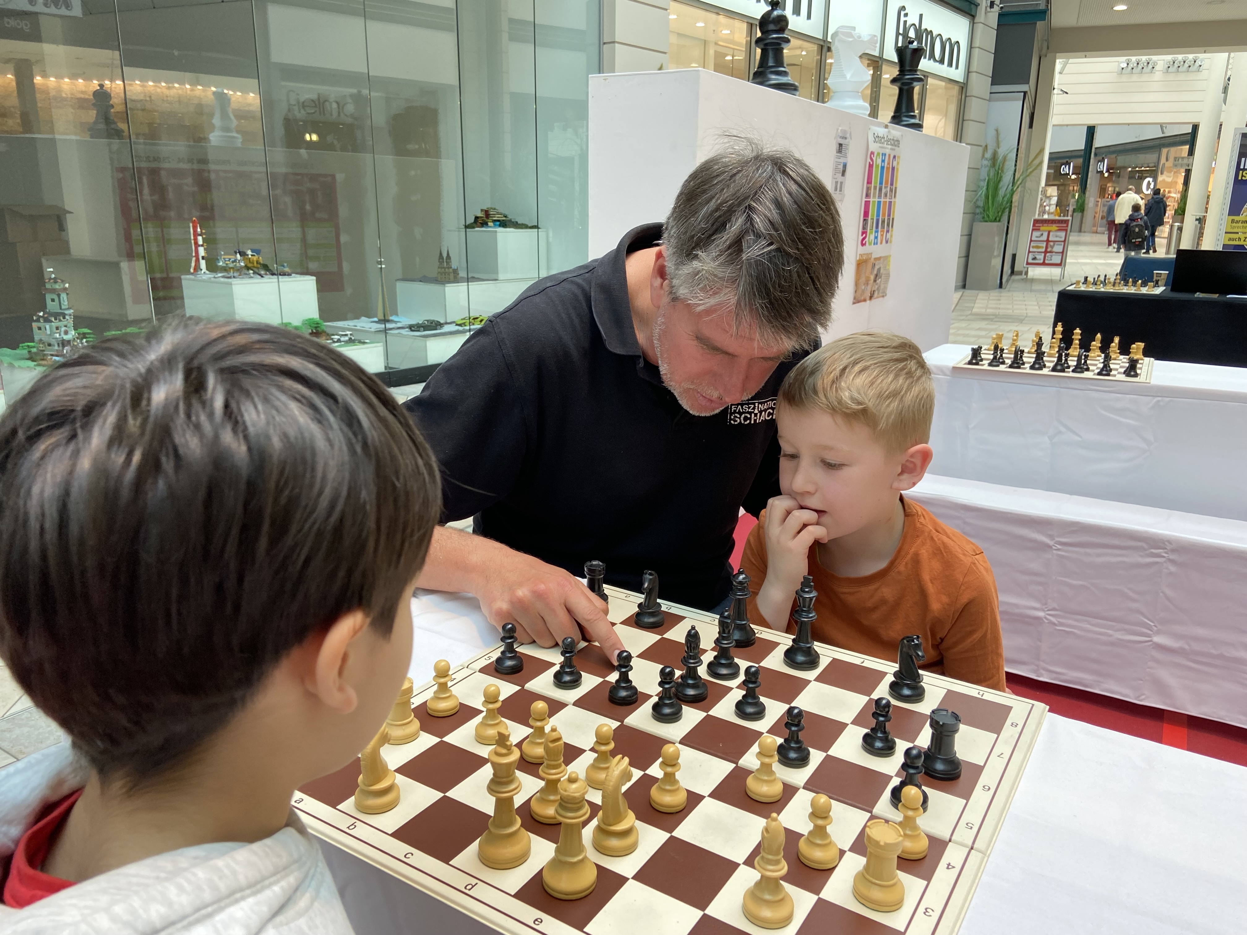 Erstklässler der Klostergartengrundschule Sindelfingen sind begeistert dabei, wie beispielsweise der 6-Jährige Jannik. Konzentriert mustert er das Spielfeld und lässt sich von Sebastian Siebrecht unterstützen.
