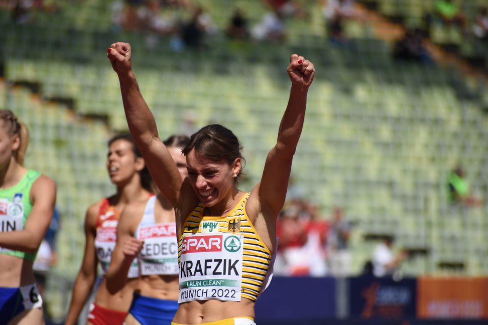 Carolina Krafzik ist die Schnellste in den Vorläufen über die 400 Meter-Hürden und reißt im Ziel die Arme hoch. Bild: Schüttke