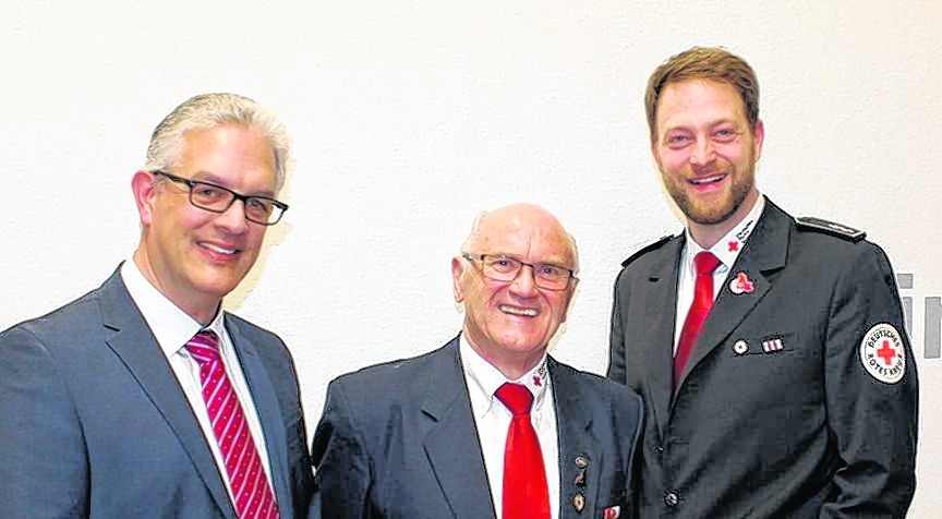 50 Jahre beim Deutschen Roten Kreuz: Michael Heim, Jubilar Helmut Berner und Dr. Alexander Failenschmid (von links). Bild: z