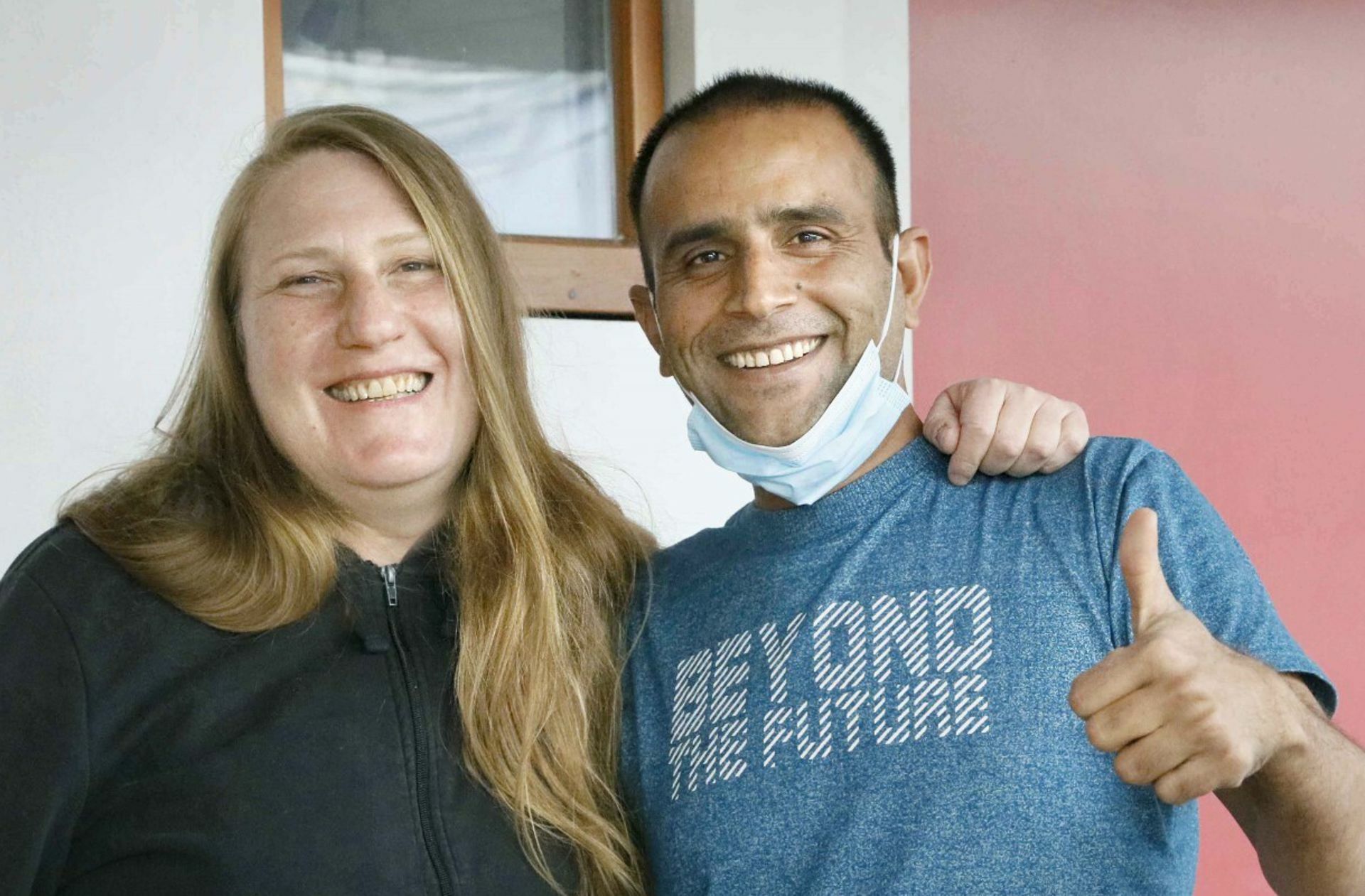 Nach mehr als einem Jahr Trennung  sind sie wieder zusammen:   Ricarda Zelter und Bilal Waqas. Der Pakistaner fand bei seinem Bruder in Gujarat Unterschlupf. Foto: Horst Haas
