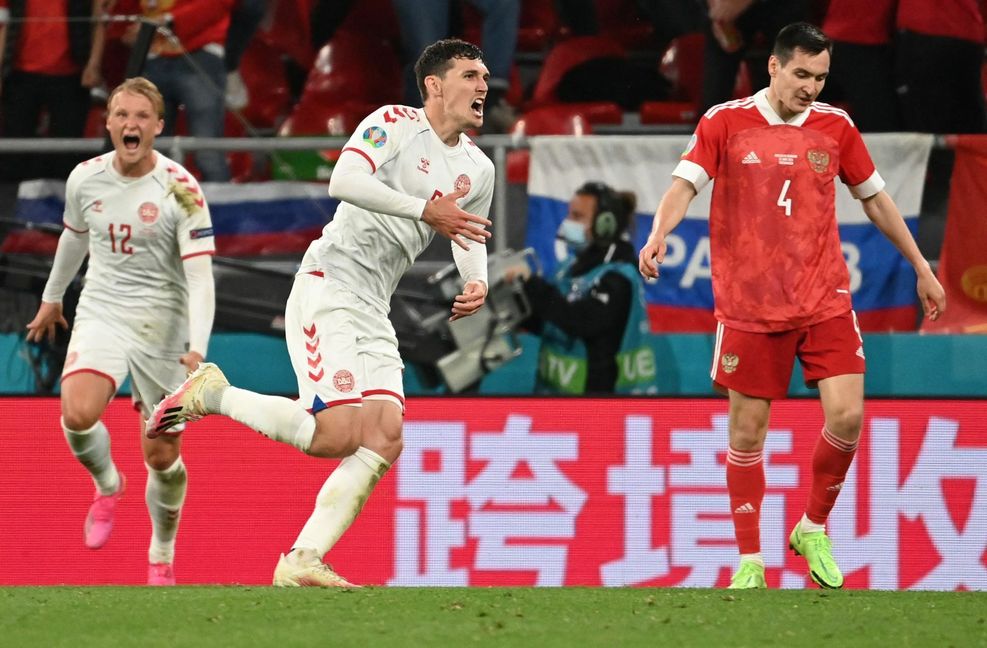 Auf den Werbebanden am Spielfeldrand ist bei der Fußball-EM auch Werbung mit chinesischen Schriftzeichen zu sehen.
Foto: AFP/Jonathan Nackstrand