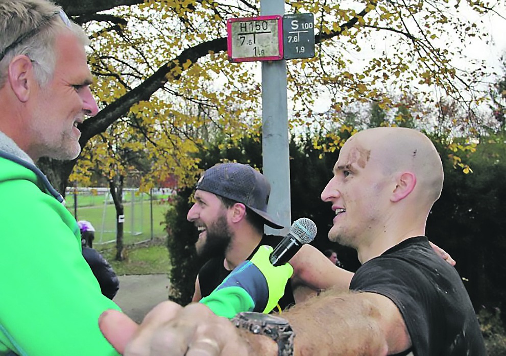 Axel Stahl, Nico Seitter und Sieger Peter Dahlmann (von links) nach dem Zieleinlauf.