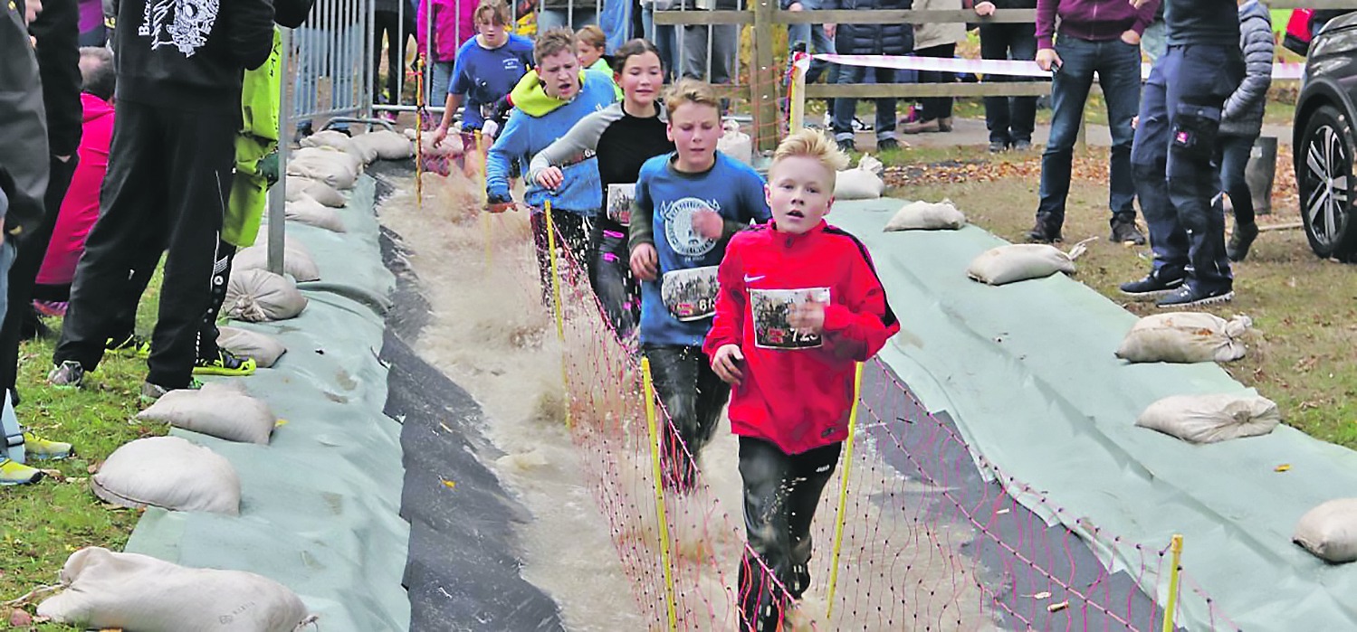 Nach dem Matschcontainer kommt der Wassergraben. Sauber wurden die Läufer dadurch aber nicht. Bilder: Oberdorfer