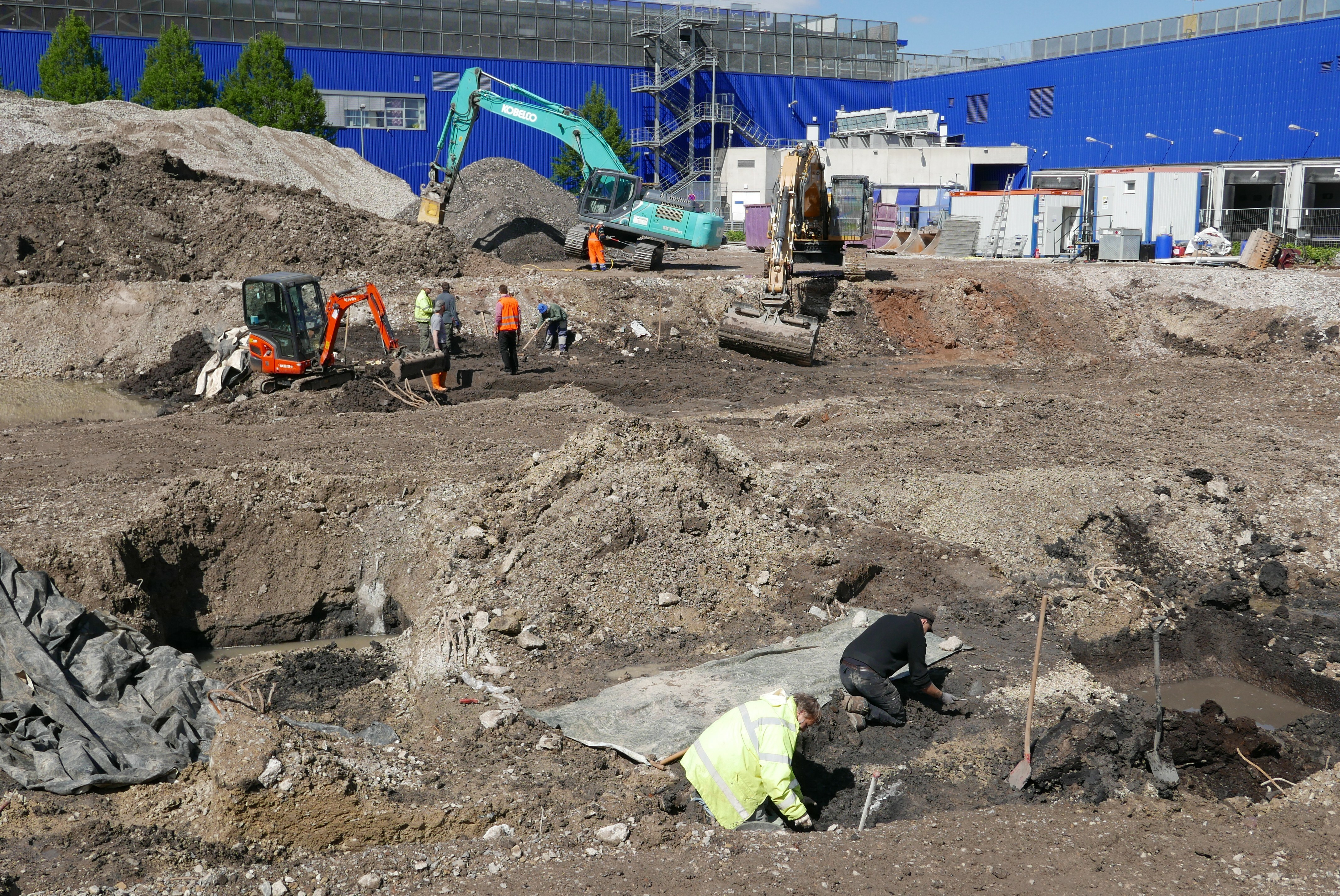 Keine Angst vor "Drecksarbeit" - in der Baugrube legen die Archäologen immer mehr Überreste der römischen Siedlung frei. Bilder: Jung
