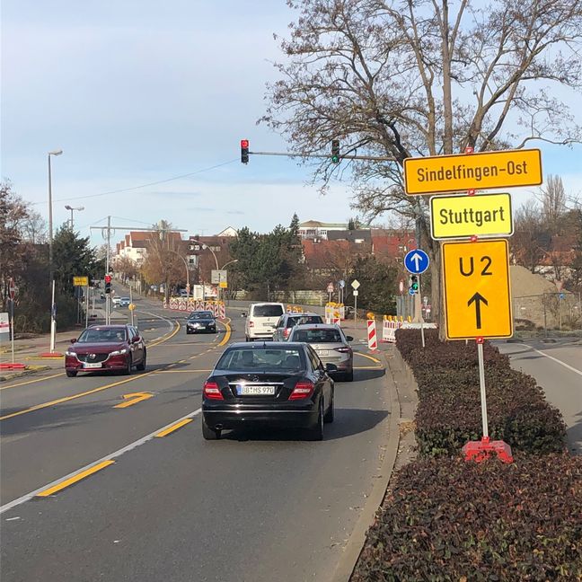 Von Böblingen kommend muss man jetzt links abbiegen auf die Leibniszstraße. Bild: Haar