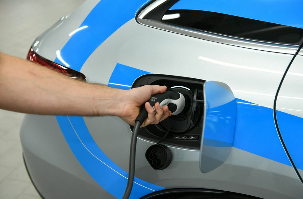 Eine Mehrheit im Land sieht die Automobilindustrie schlecht gerüstet beim Umstieg auf die Elektromobilität. Foto: dpa/Jens Kalaene