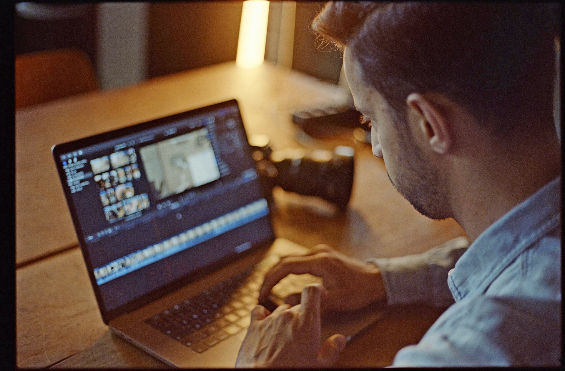 Hamid Sadeghi bei der Arbeit: analoge Fotos und Filme entwickeln, digitalisieren, bearbeiten. Auch das Foto von ihm wurde mit Analogtechnik aufgenommen.
 Foto: Kyrill Ahlvers/Silbersalz
