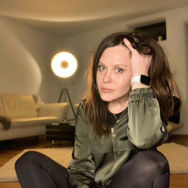 Alona Negrich fühlt sich wie im falschen Film: Um ihren Vater auf seinem letzten Weg zu begleiten ist die Musikerin und Lehrerin des Böblinger Max-Planck-Gymnasiums nach Abchasien gereist. Jetzt darf sie das Land nicht mehr verlassen, Russland verweigert ihr die Einreise. Bild: z