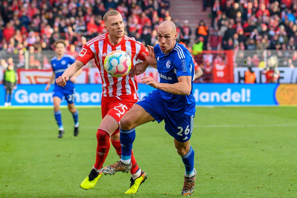In der vergangenen Saison trug Timo Baumgartl (links) noch das rote Trikot von Union Berlin. Am Samstag zieht er nun das königsblaue Dress von Schalke 04 wie Michael Frey an. Bild: Eibner-Pressefoto/Uwe Koch