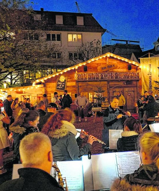 Die Musikkapelle Maichingen spielt zur Eröffnung des Hüttenzaubers am Wettbachplatz. Bis 6. Januar ist die Hütte täglich ab 16 Uhr geöffnet. Bilder: Heiden