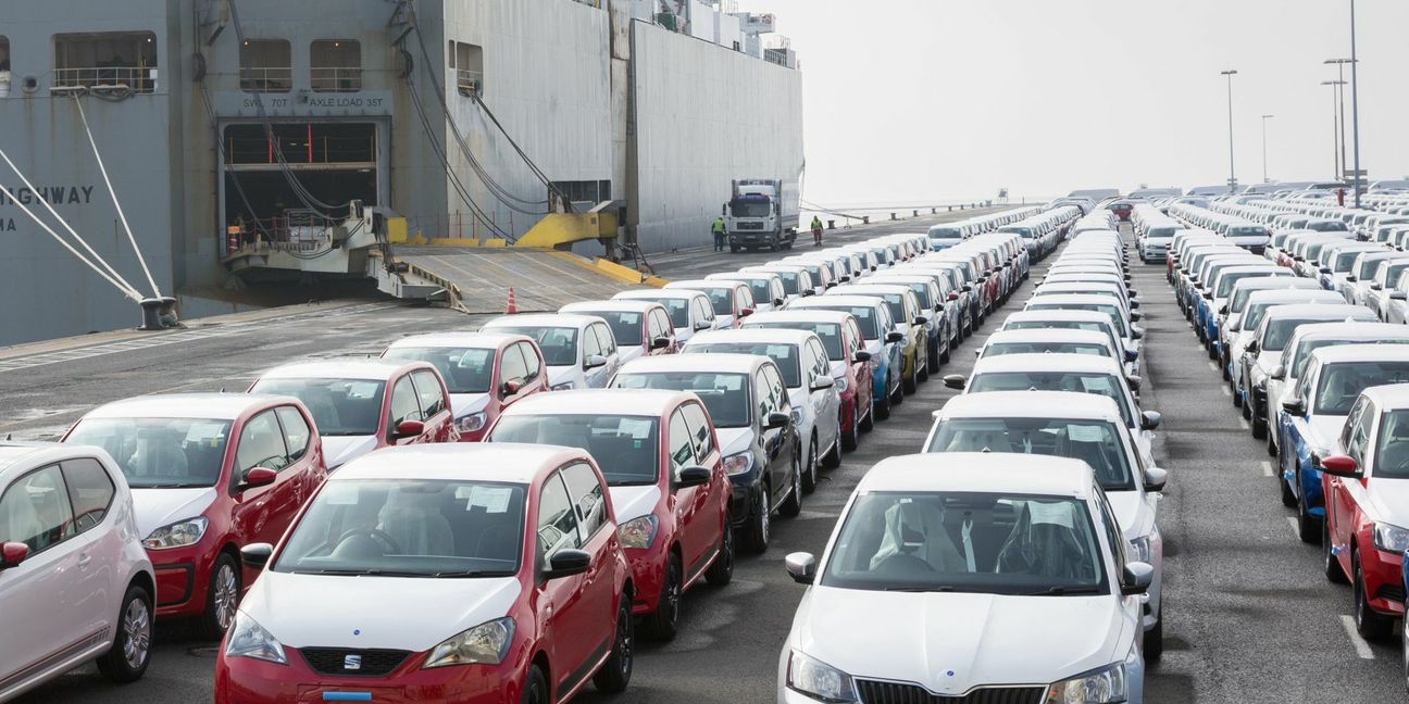 Eine riesige Zahl von Autos wird in Deutschland für die Weltmärkte exportiert. Doch beim E-Auto sackt die Bedeutung der deutschen Hersteller ab. Das Bild zeigt den Hafen von Emden.