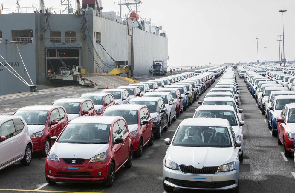 Eine riesige Zahl von Autos wird in Deutschland für die Weltmärkte exportiert. Doch beim E-Auto sackt die Bedeutung der deutschen Hersteller ab. Das Bild zeigt den Hafen von Emden.
