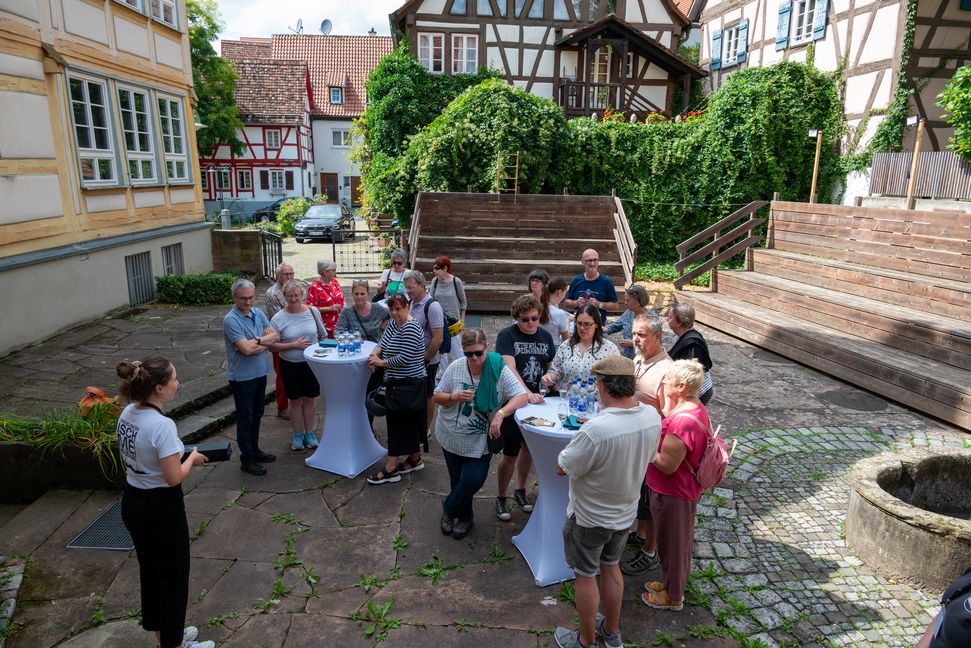 Nach einem Spaziergang durch die Sindelfinger Altstadt endete die Stadtführung mit Sekt und Pralinen von Kevin Kugel im Serenadenhof. Bild: Nüßle