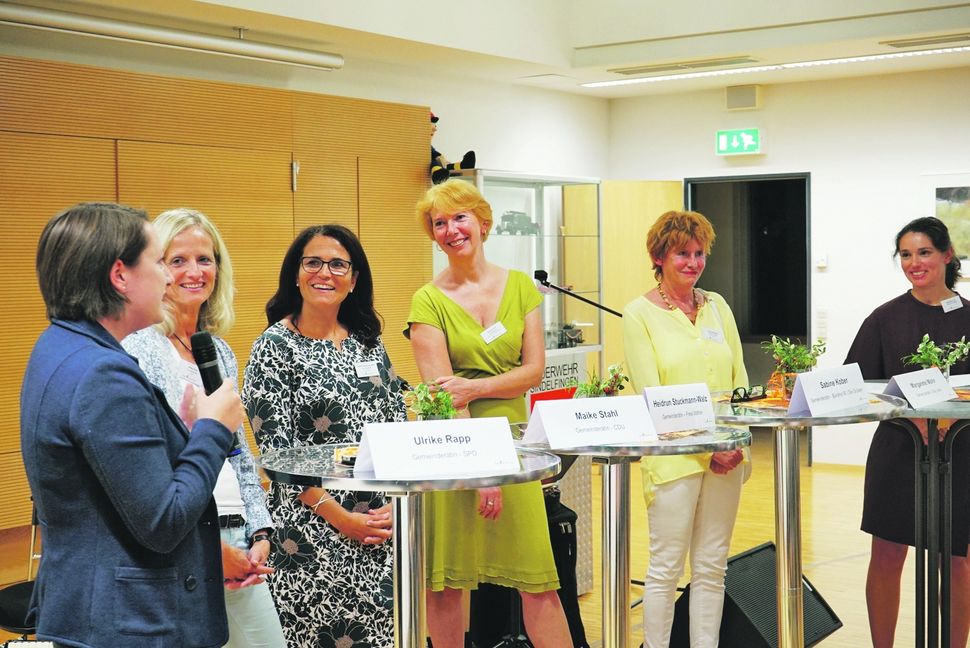 Die Stadträtinnen Ulrike Rapp, Maike Stahl, Heidrun Struckmann-Walz, Sabine Kober und Margarete Mohr im Gespräch mit Galerieleiterin Madeleine Frey.  Bild: Heiden