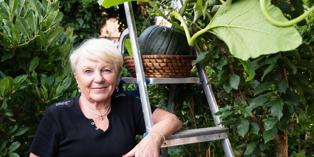 Die Schönaicherin Rosemarie Krug mit der 4 Kilo schweren Melone. Bild: Nüssle