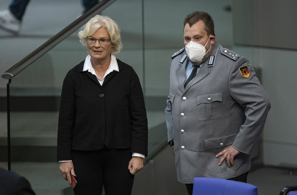 Verteidigungsministerin Christine Lambrecht (mit einem Vertreter der Bundeswehr) diese Woche im Plenarsaal des Bundestages