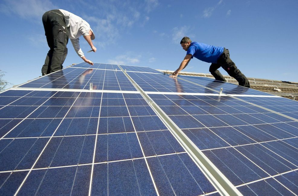 Die Photovoltaikpflicht für neue Wohngebäude in Baden-Württemberg hat steigende Aufträge zur Folge –  und bei Elektrotechnikern oft übertariflich bezahlte Gehälter.