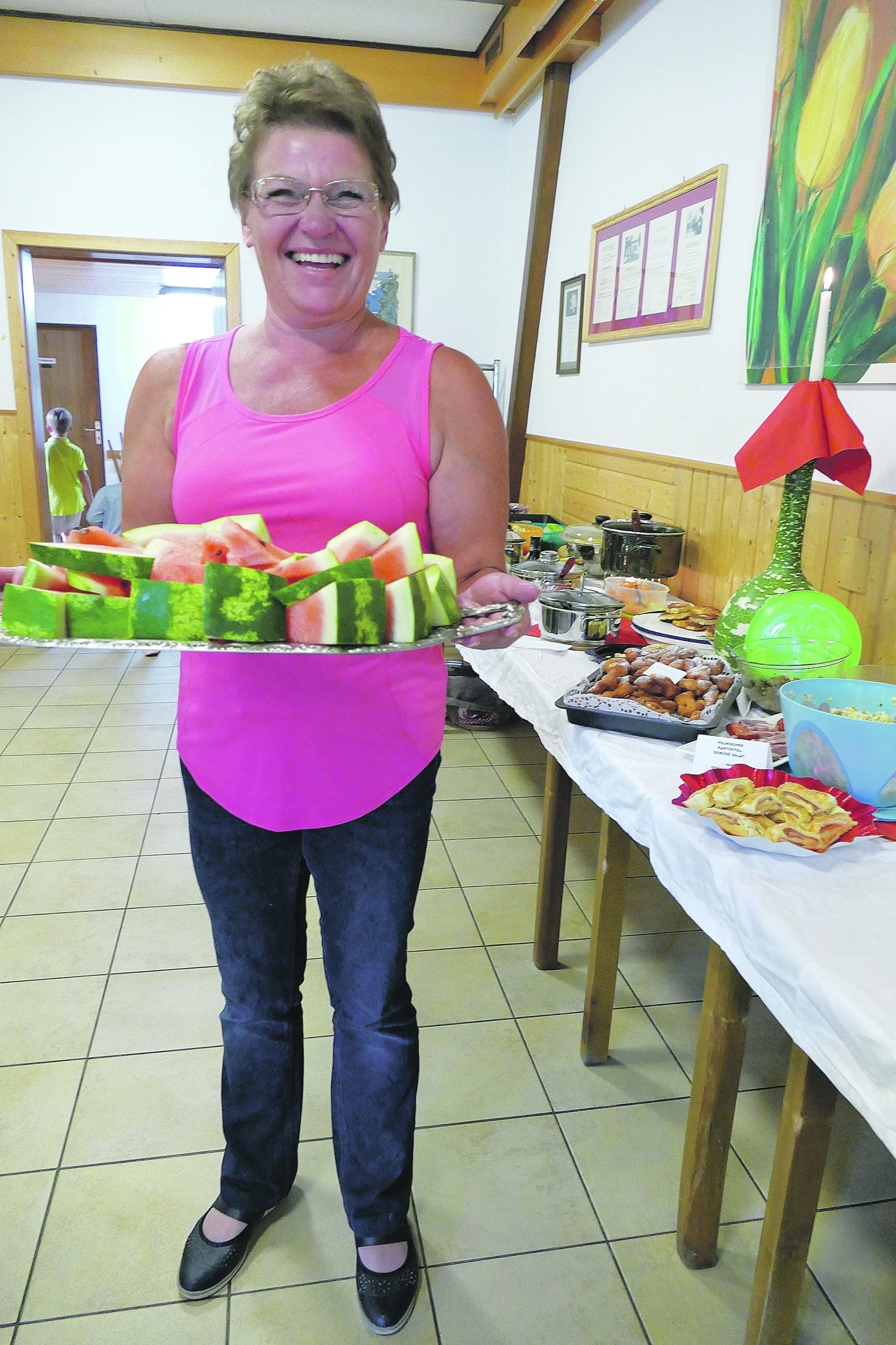 Auf diesem Bild vom internationalen Büfett der Gartenfreunde Ochsenallmende bringt Natalie Legentschenko ihre selbst gezogenen Wassermelonen. Bild: Lück