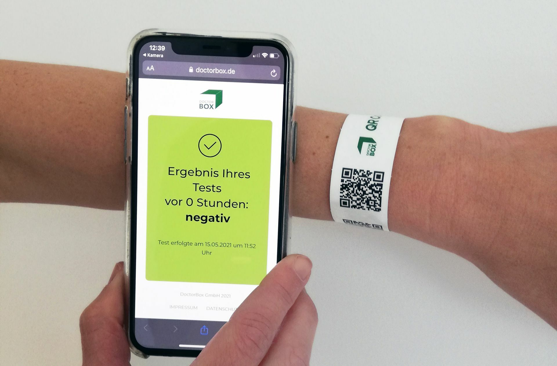 Das Armband wird per Smartphone gescannt – erscheint  dann ein grüner Bildschirm, darf der Besucher das Geschäft, das Freibad oder das Museum  betreten. Foto: Landkreis Böblingen