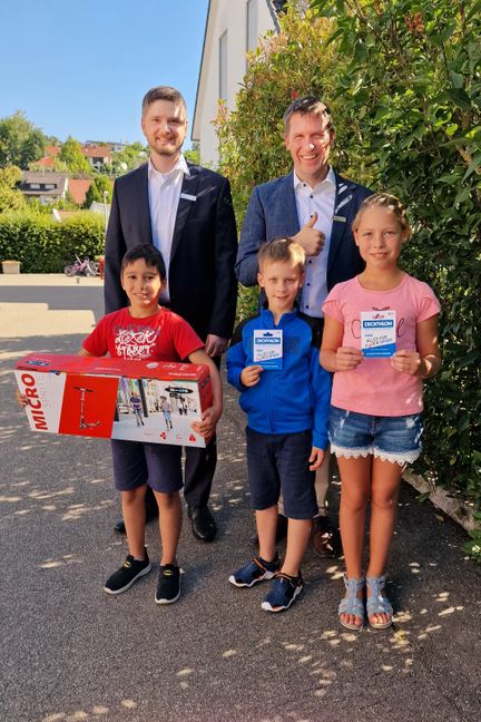 Sascha Herrmann (Leiter Beratungs-Center Sindelfingen, links) und Daniel Wengenroth (Geschäftsführer Sozialstiftung Kreissparkasse Böblingen) überreichen den Kindern der Buchhaldenschule Aidlingen ihre Preise. Bild: z