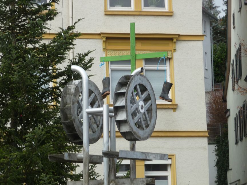 Mit dem grünen Holzkreuz und den Gummistiefeln protestieren die Landwirte in Aidlingen gegen die Pläne der Bundesregierung. Bild: Reichert