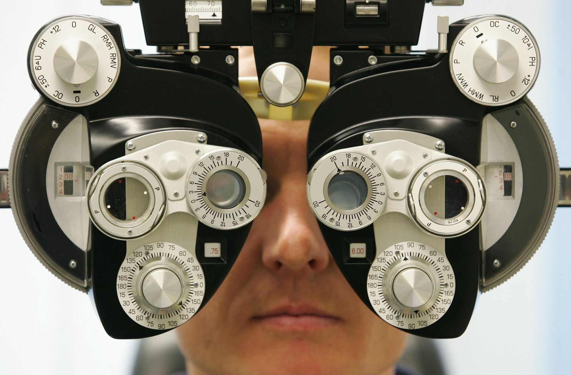 Mittels einer Refraktionsbrille werden  die Augen eines Patienten  untersucht.