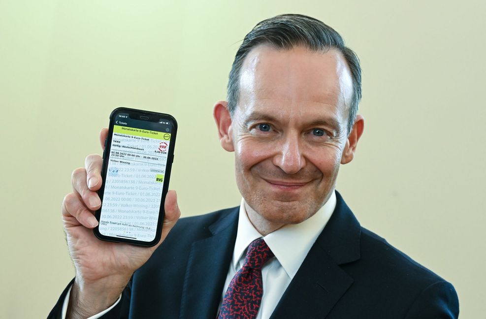 Das 9-Euro-Ticket auf dem Handy von  Volker Wissing (FDP):  Der Verkehrsminister nimmt nun eine bundesweite Nahverkehrs-App in Angriff.