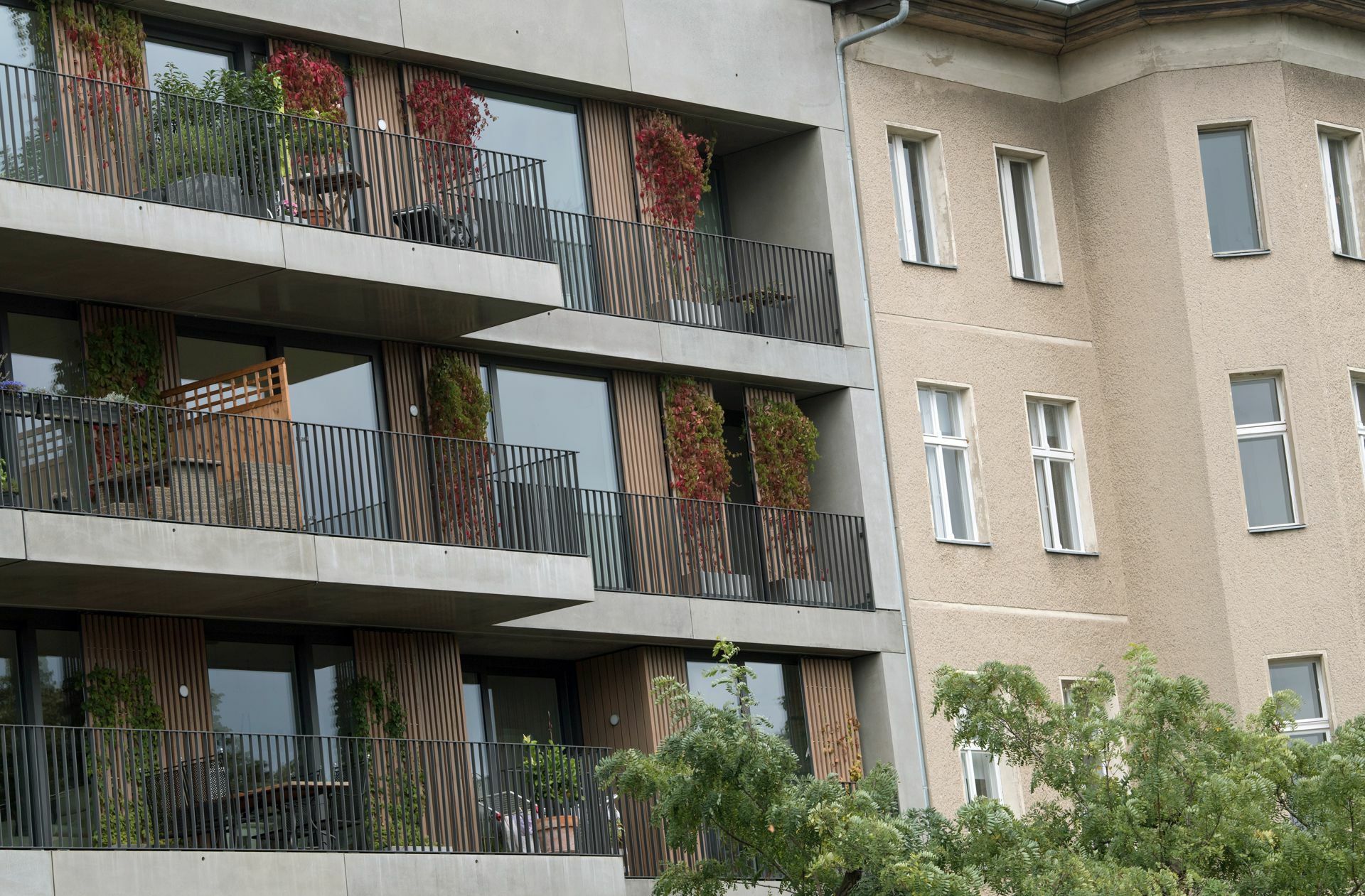 Auch der Wert von Altbauten steigt (im Bild ein Altbau-Wohnhaus neben einem Luxus-Neubau in Berlin-Kreuzberg): Sie sind weiterhin gute Geldanlagen.