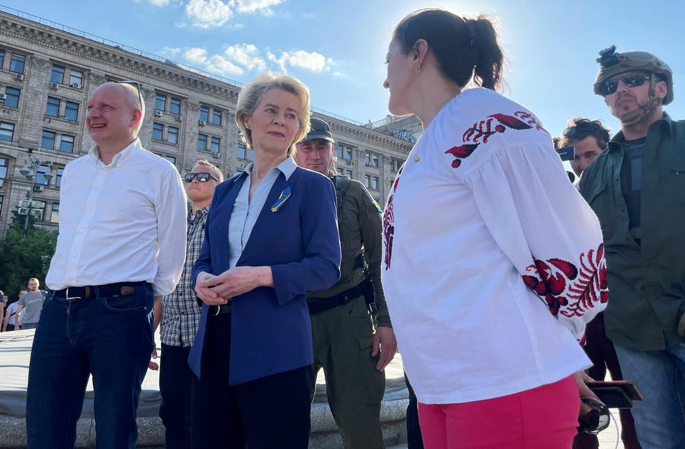 EU-Kommissionspräsidentin Ursula von der Leyen (Mitte) spaziert über den Maidan in Kiew. Bei ihrem Besuch spricht sie auch über die Beitrittsperspektive der Ukraine zur EU.