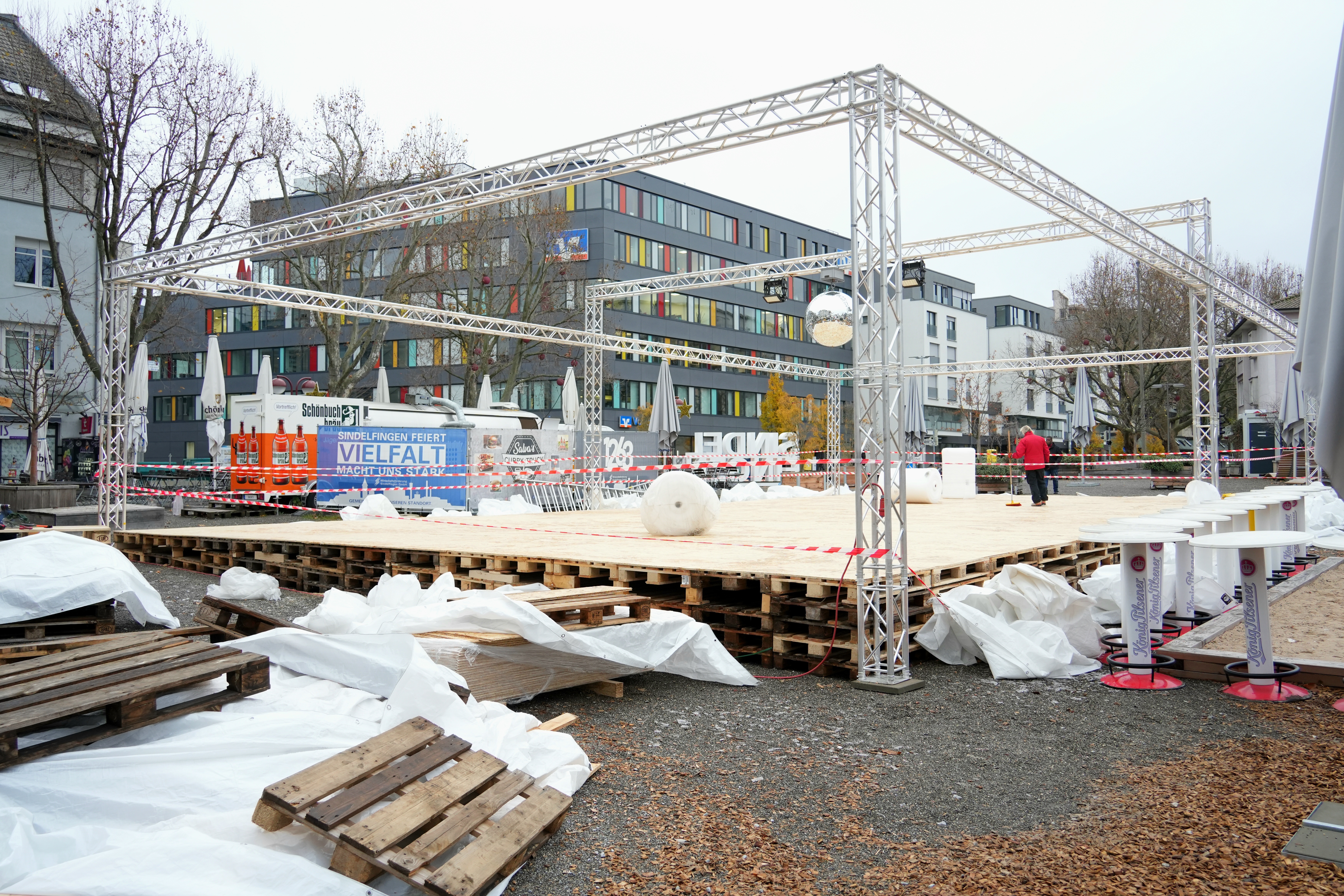 Ab Donnerstag, 30. November kann man hier Schlittschulaufen. Bilder: Dettenmeyer