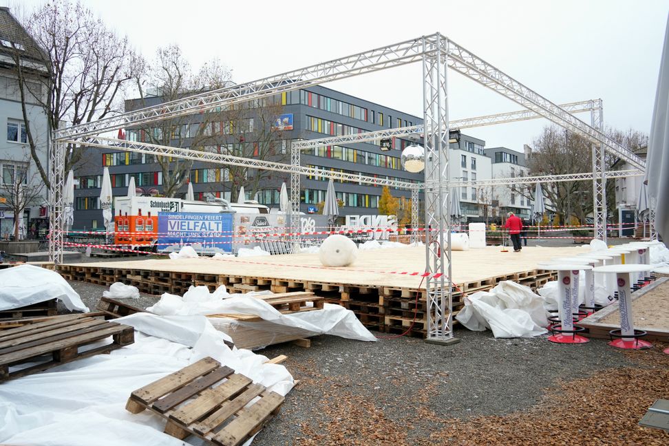 Ab Donnerstag, 30. November kann man hier Schlittschulaufen. Bilder: Dettenmeyer